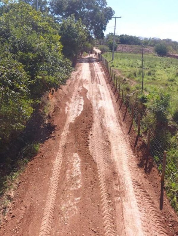 Prefeitura Municipal realiza cascalhamento de estrada vicinal na estrada da localidade de Tatu á outras localidades.
